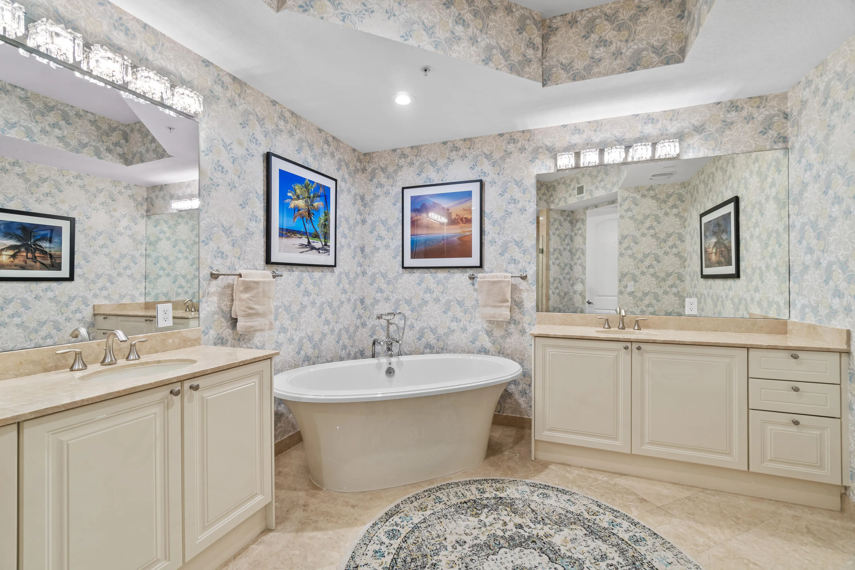Dual Sinks, Soaking Tub & Shower