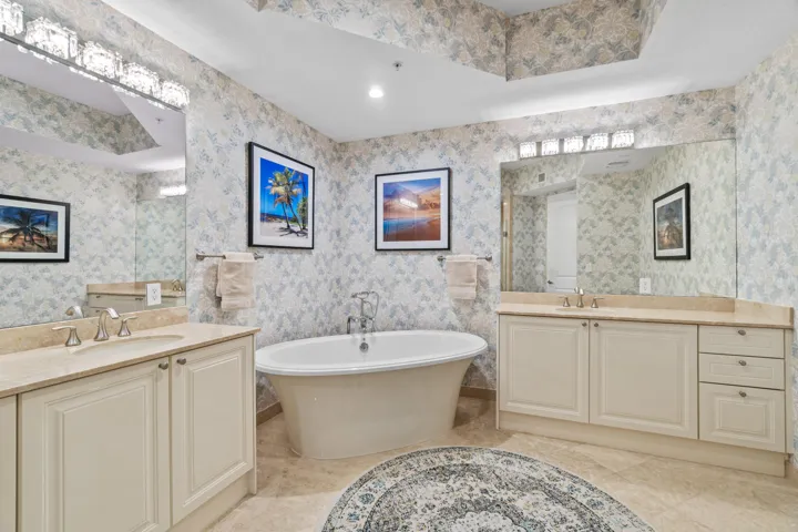 Dual Sinks, Soaking Tub & Shower