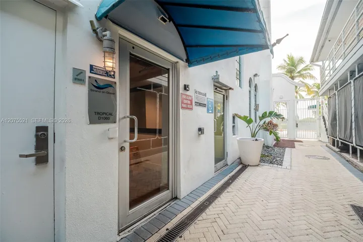 Entry to 1060 Ocean Dr,