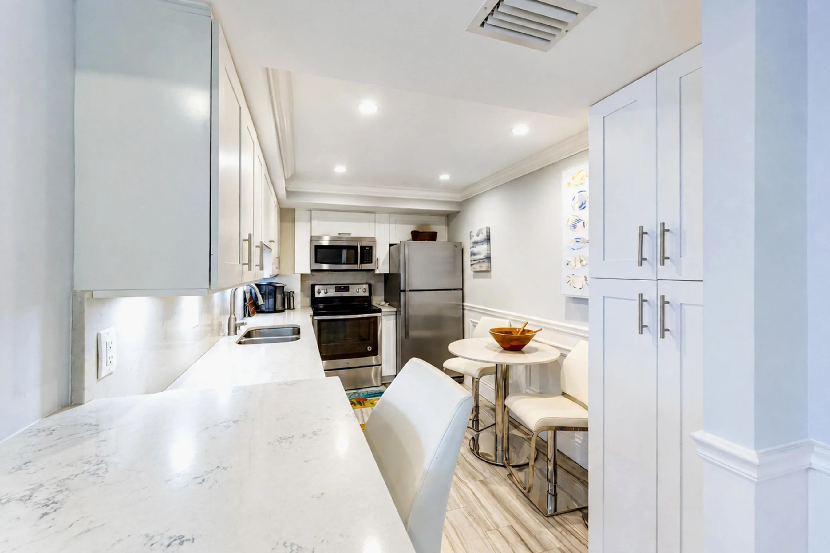 Counter and in Kitchen seating