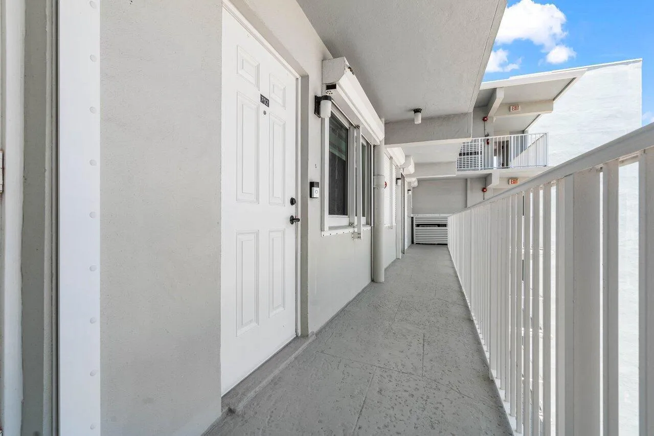 001-629Southeast19thAvenue-702-Deerfield