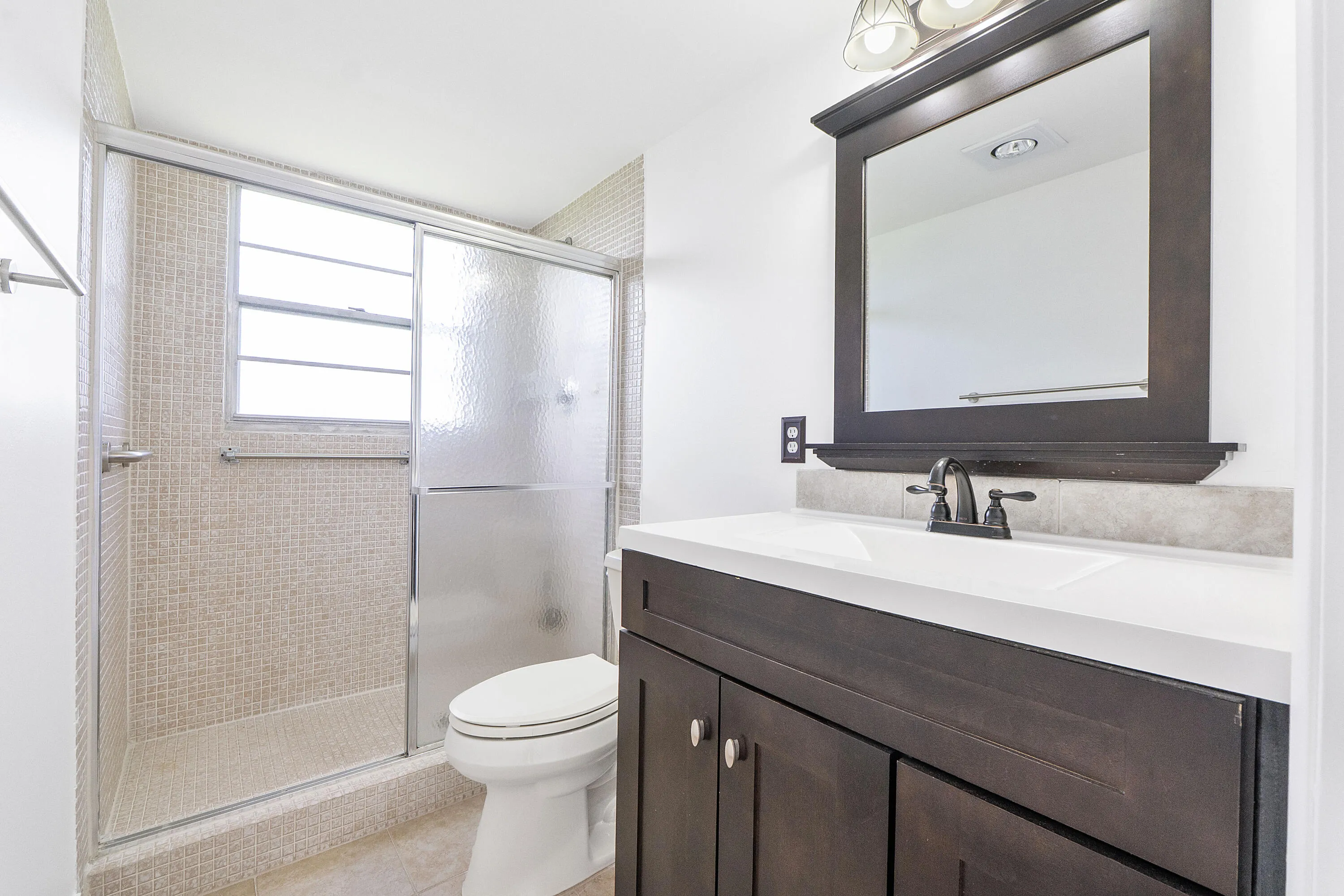 4072 Gildford E_020