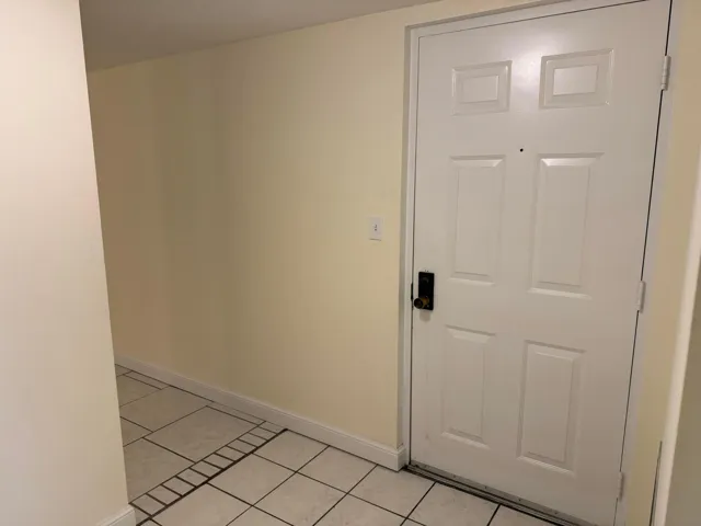 FOYER/FRONT DOOR