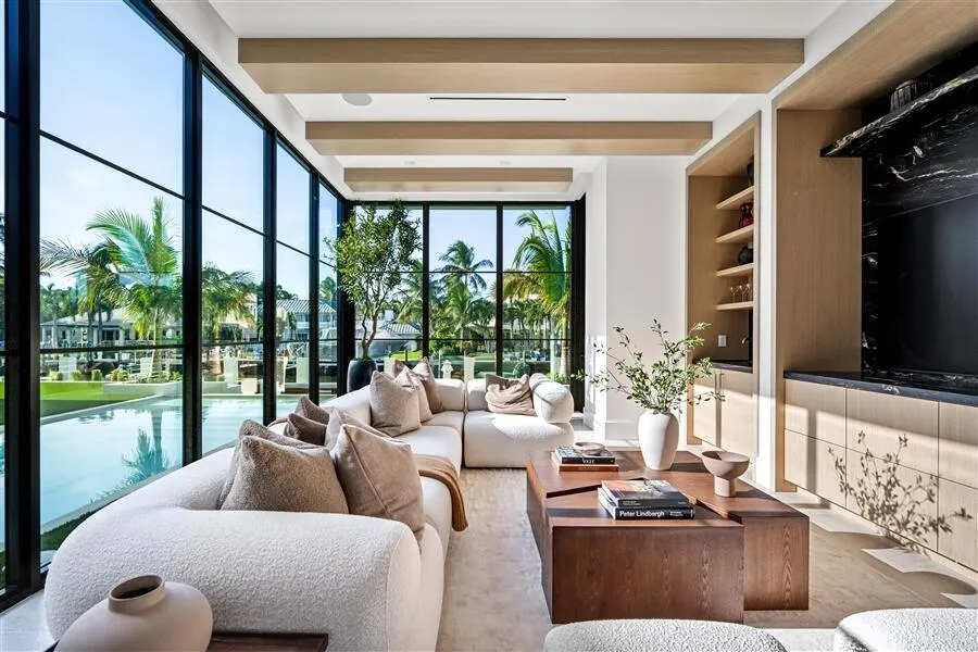 dash_FAMILY_ROOM_STRAIGHT