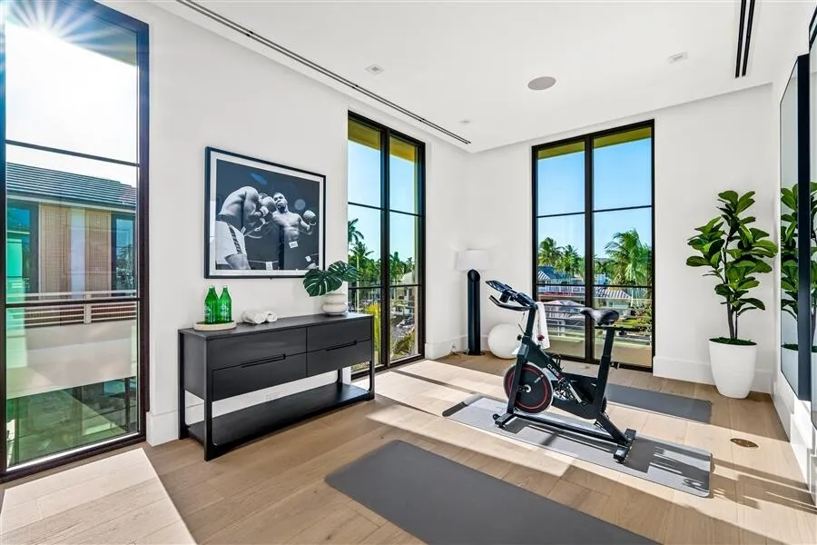 dash_FITNESS_ROOM_ANGLE_RIGHT