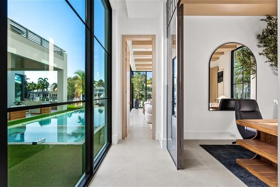 dash_HALLWAY_TO_FAMILY_ROOM