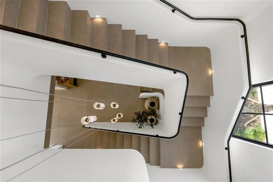 dash_STAIRS_OVERHEAD