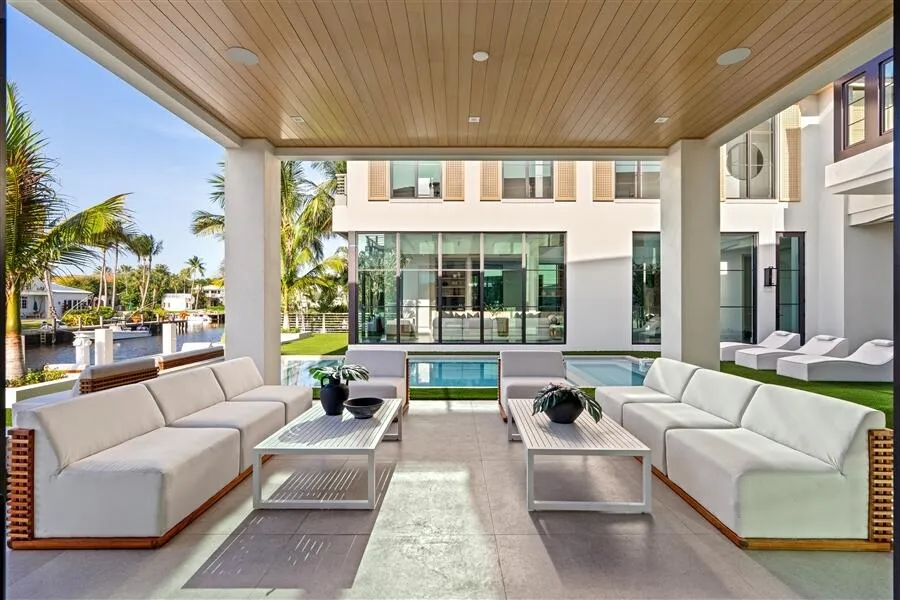 dash_LOGGIA_STRAIGHT_TO_POOL