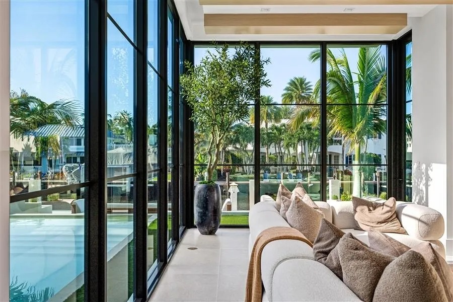 dash_FAMILY_ROOM_STRAIGHT_VIEW