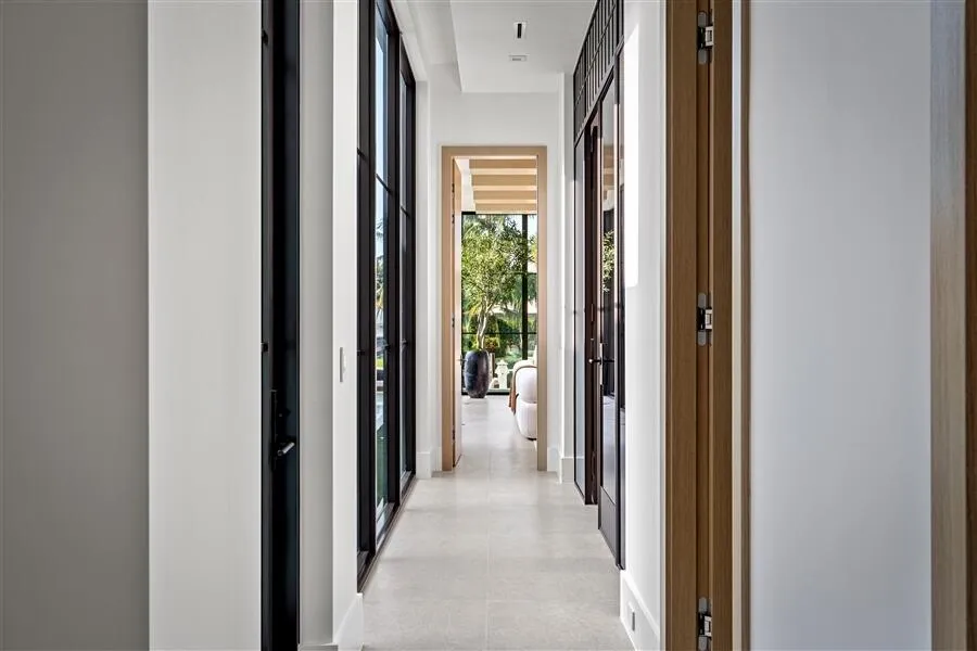 dash_HALLWAY_DETAIL
