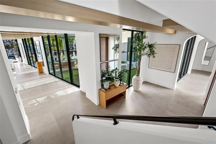 dash_STAIRS_TO_FOYER
