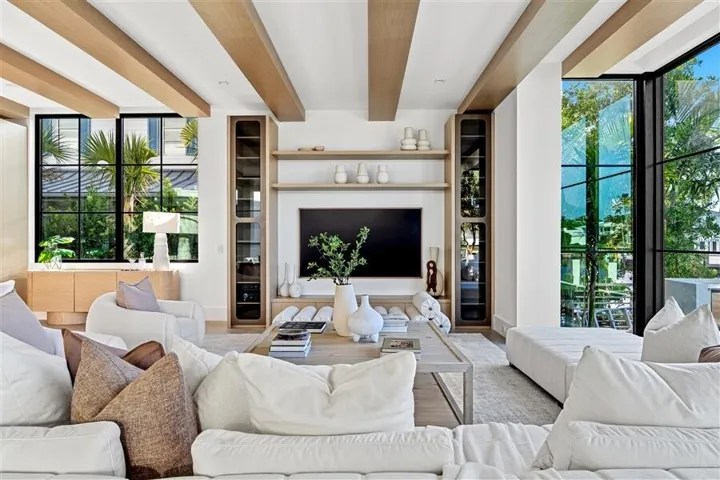 dash_LIVING_ROOM_STRAIGHT