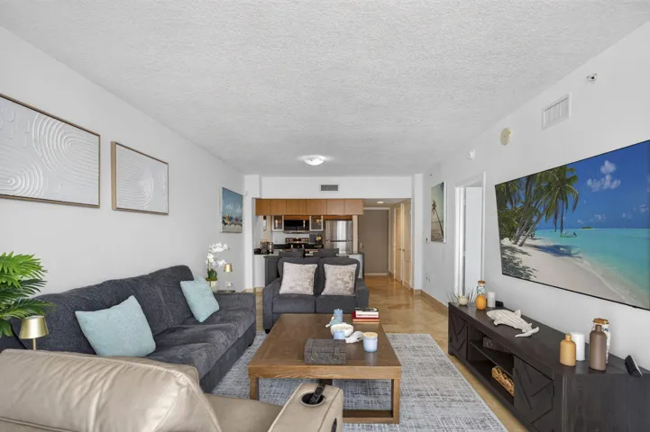 12-web-or-mls-Living room-3