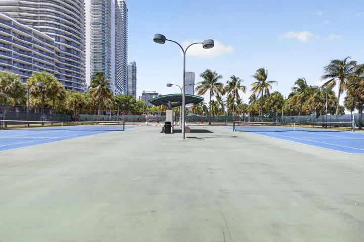 38-web-or-mls-City Tennis