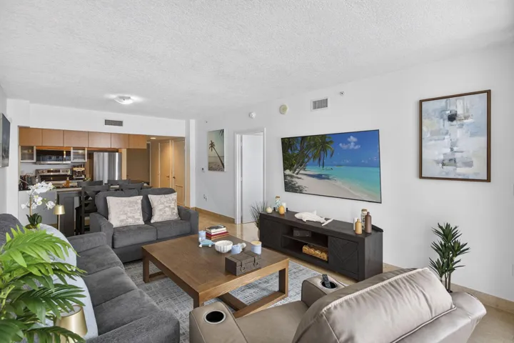 13-web-or-mls-Living room-4