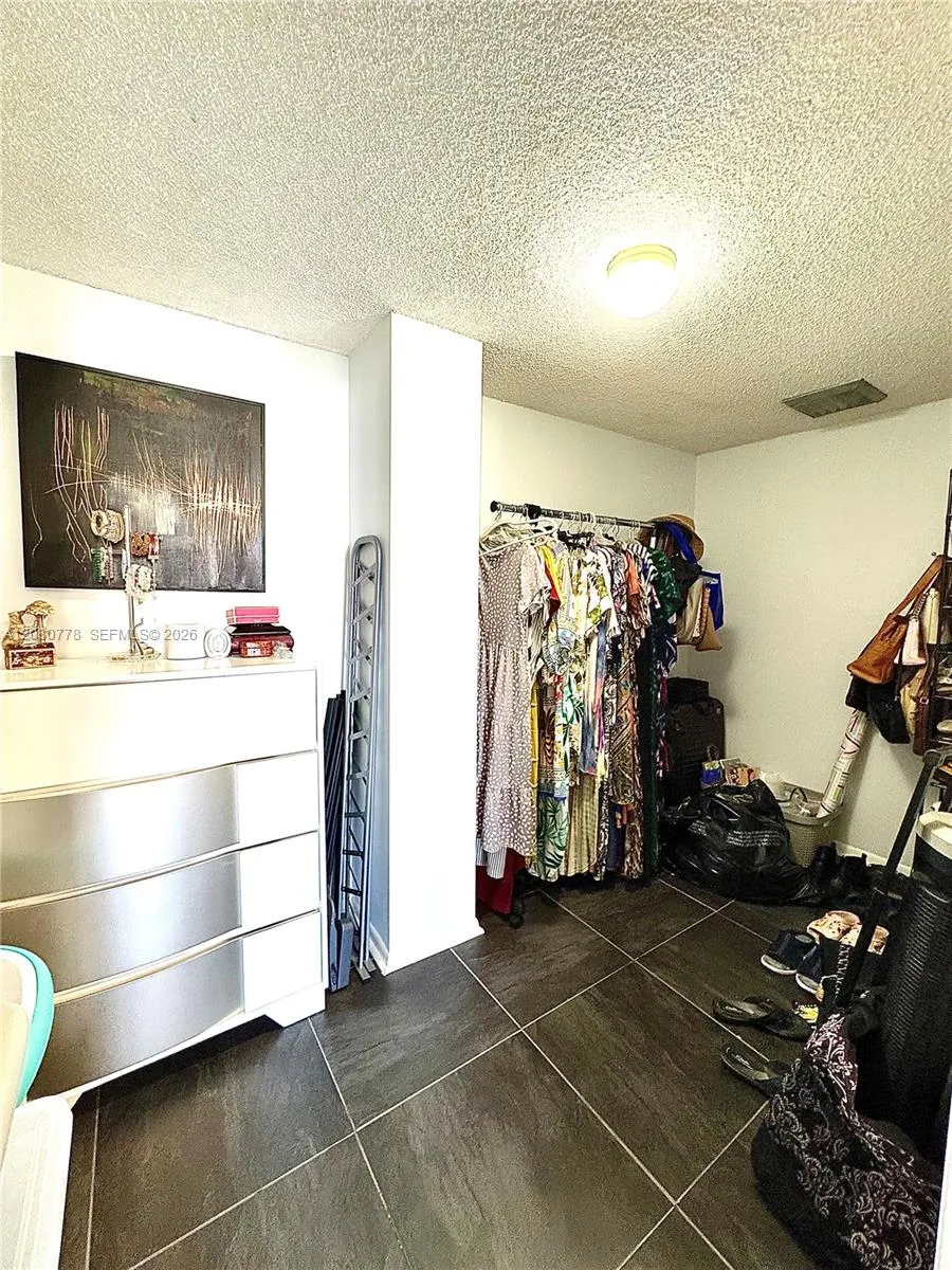Huge walking closet, could use part of its space for anything else. Huge walking closet, could use part of its space for anything else.