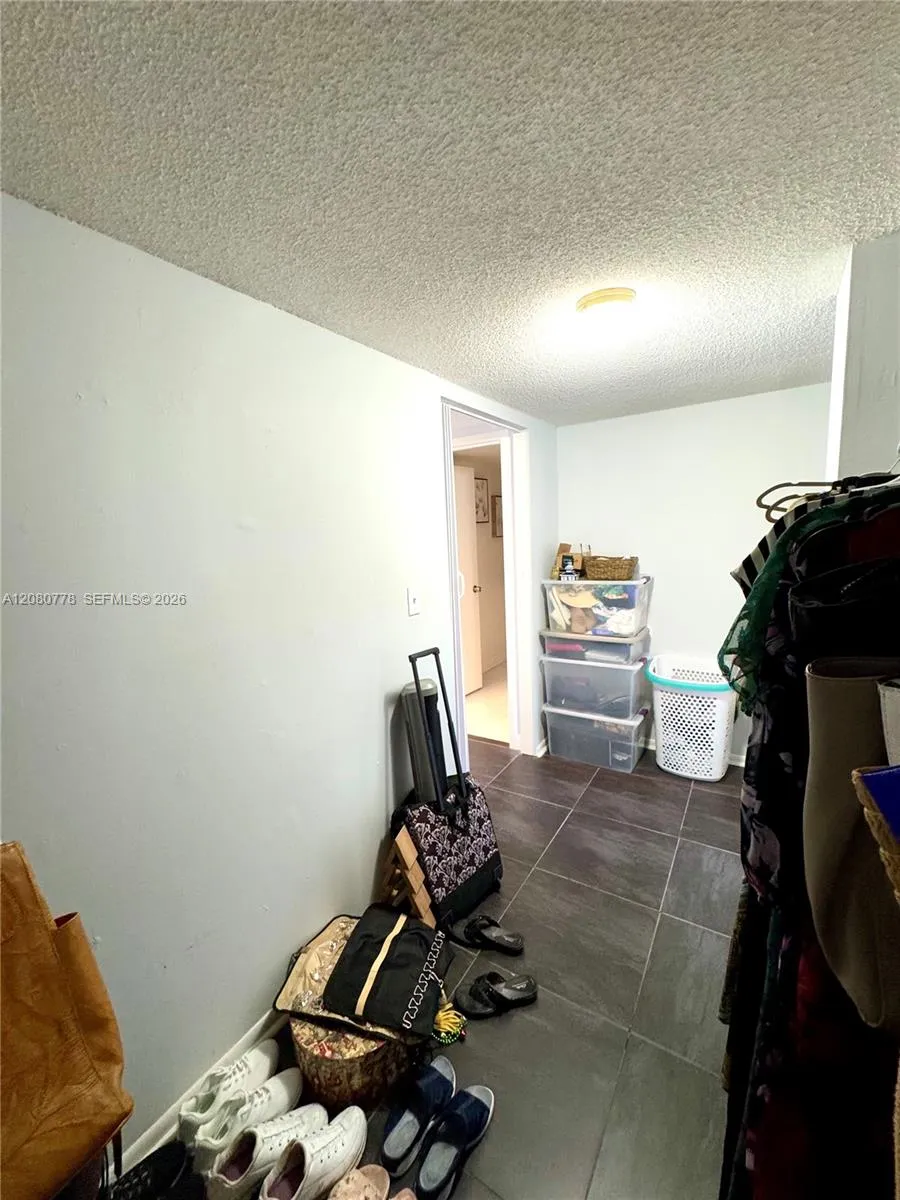 Ample walking closet Ample walking closet