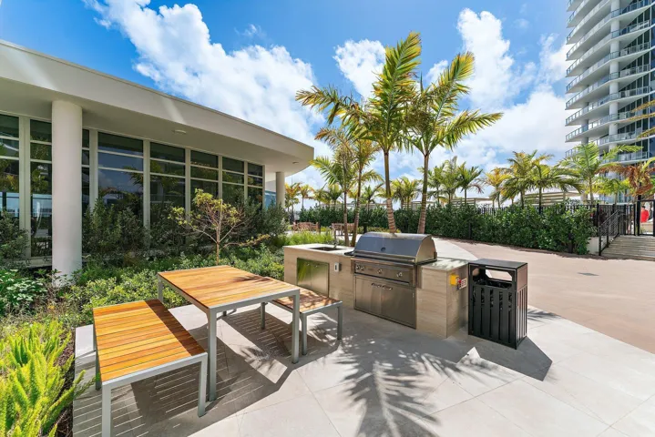 102-220LakeShoreDr-1219-WestPalmBeach-SM