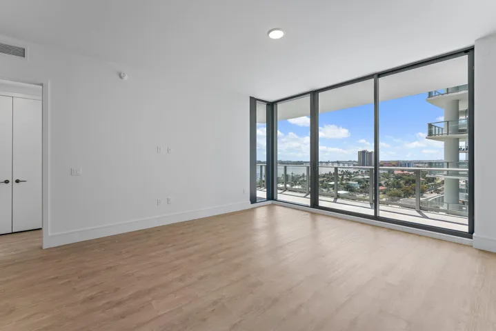 044-220LakeShoreDr-1219-WestPalmBeach-SM