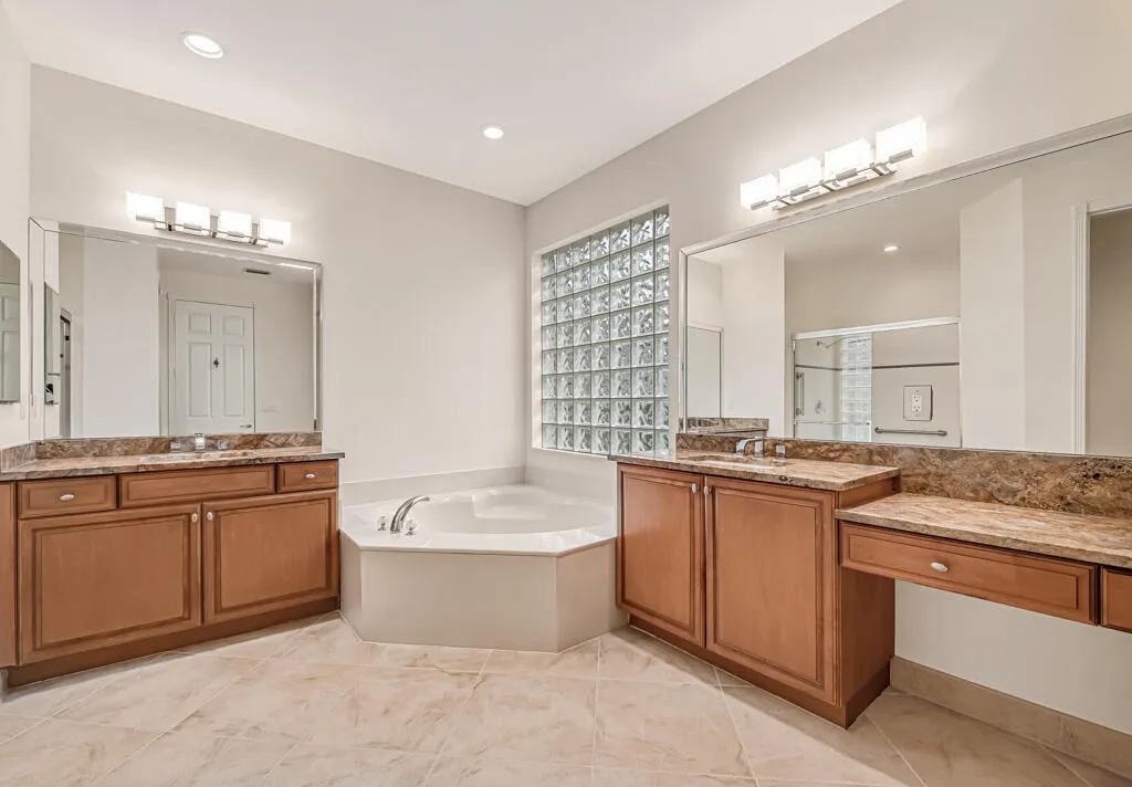 Master bath 2 sinks