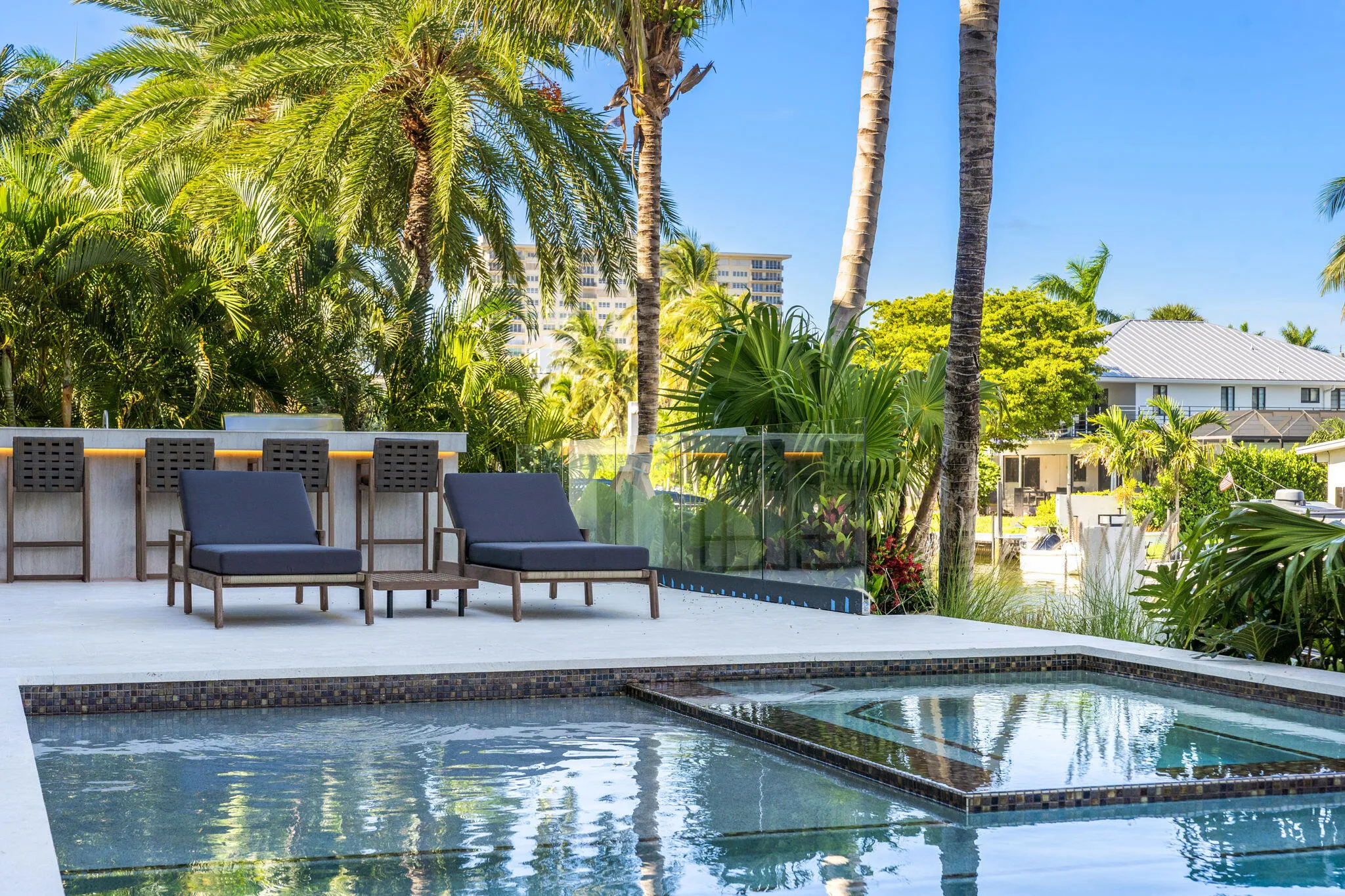 Sun shelf, spa and chaise pool deck