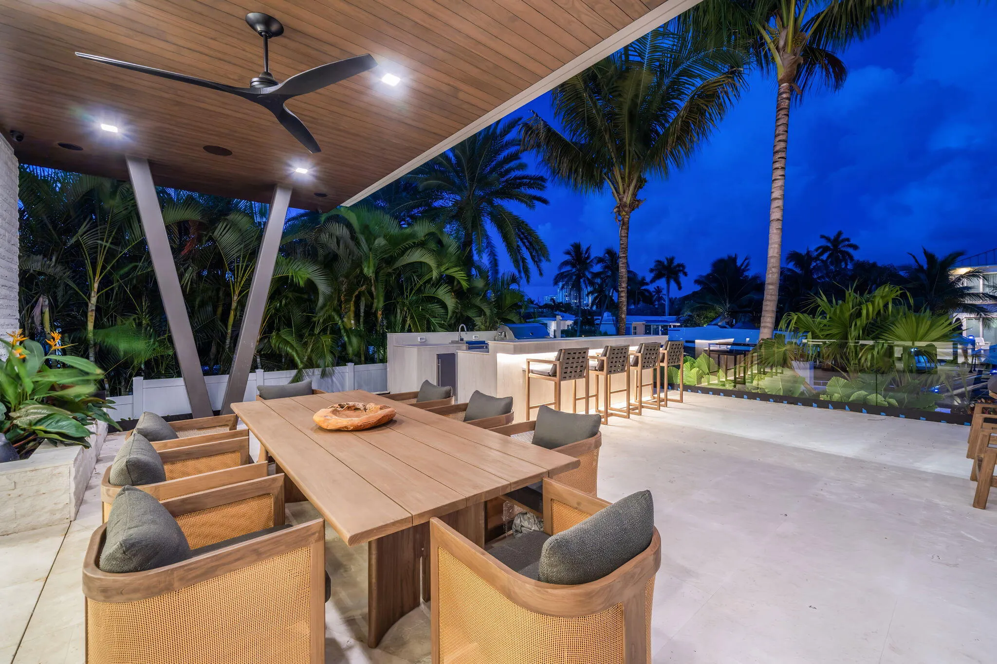 Pool deck dining
