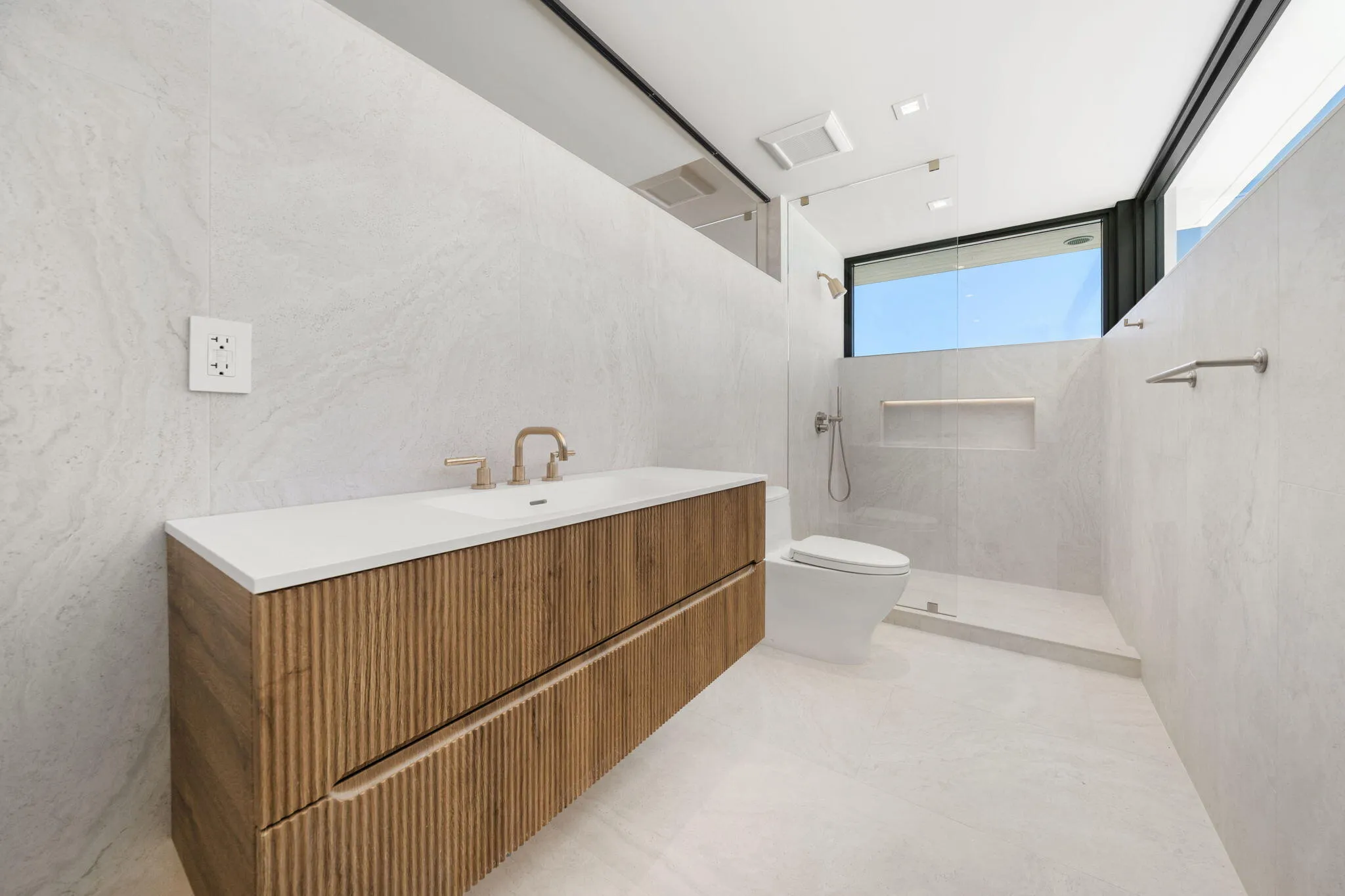 Third level lounge bath