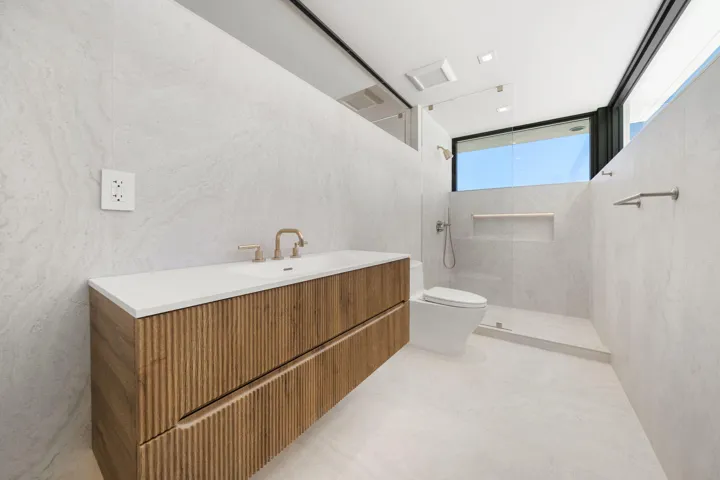 Third level lounge bath