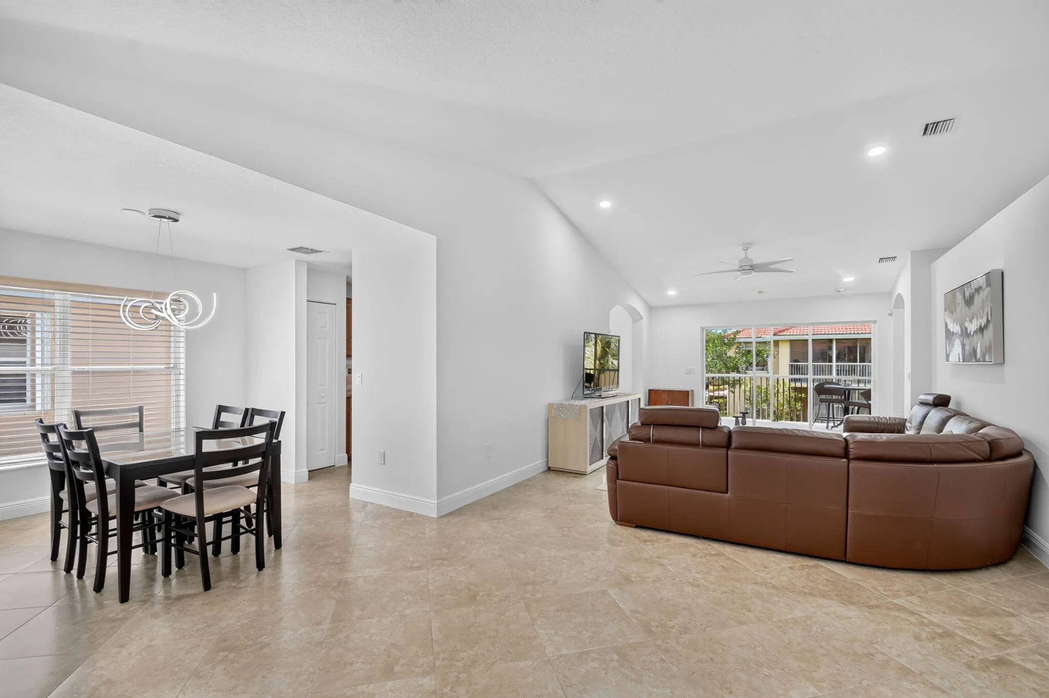 Dining room/living room