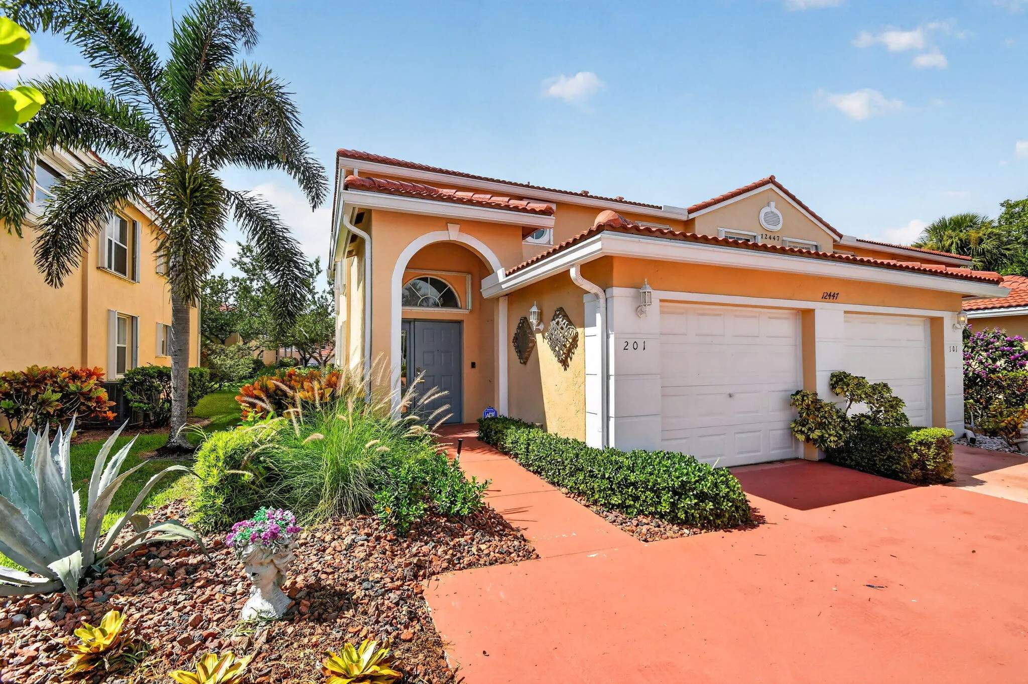 Entrance with one car garage