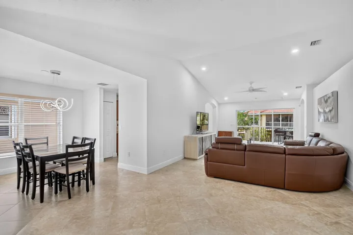 Dining room/living room