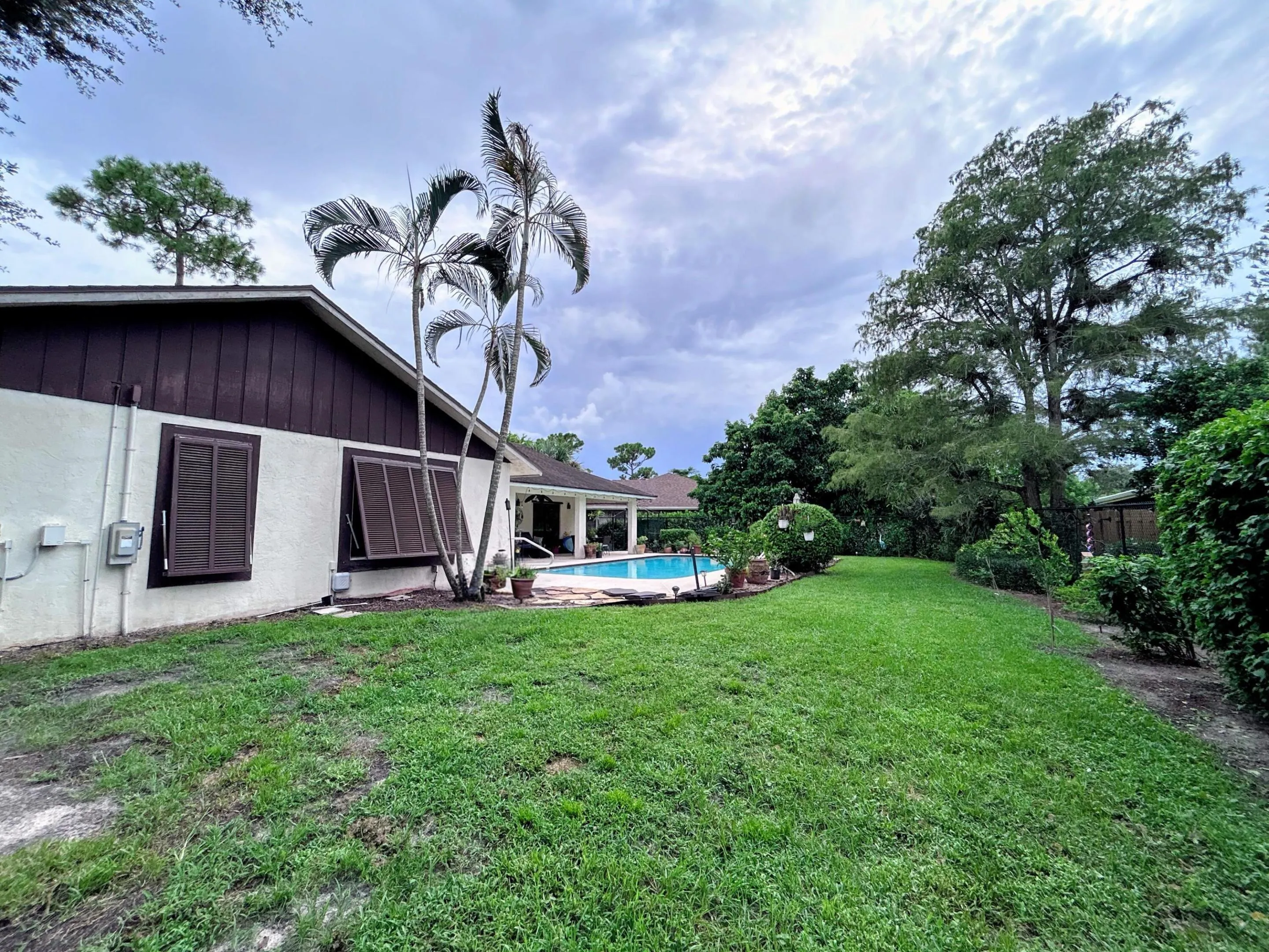 Oversized lot w/ fence