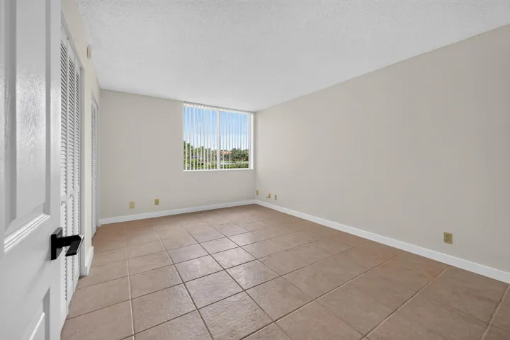 10717 apt 106-18