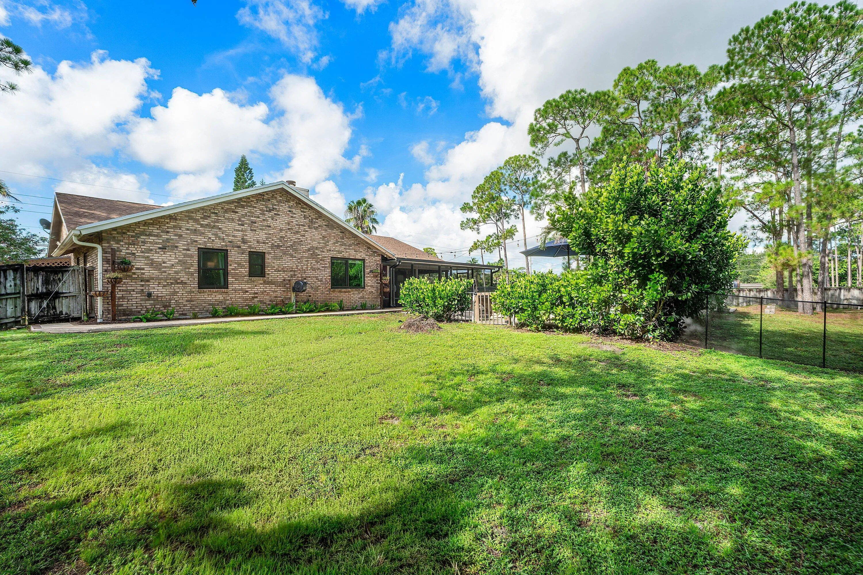 040-18429SycamoreDriveWest-TheAcreage-FL
