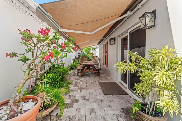 Side patio (Perfect for sunbathing, grilling, or dining outside)