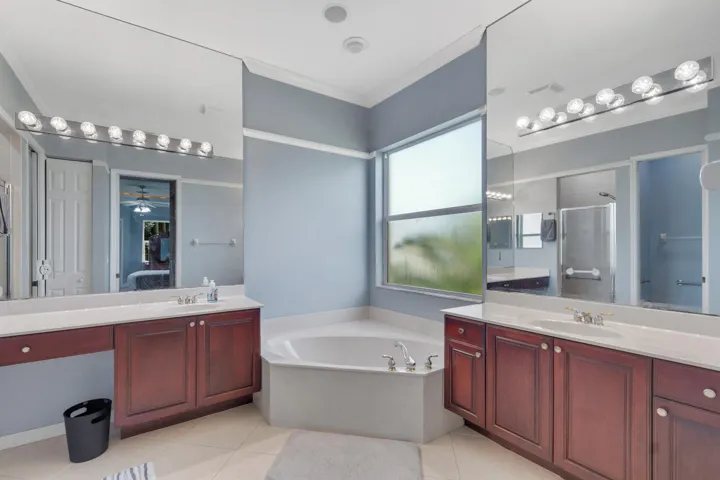 Soaker tub, Separate sink areas. Large Mirrored walls. Light and bright.