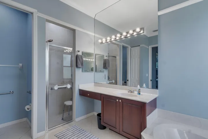 Primary Bath with soaking tub and separate sinks and private Lieu.