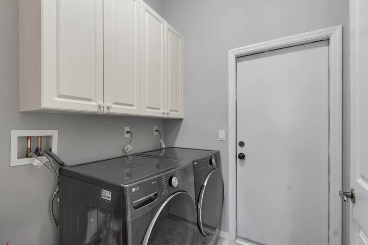 Nice Mudroom. W/D inside hook-up.