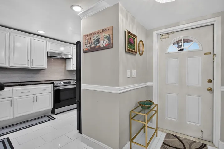 VIEW OF FRONT DOOR LEADING TO KITCHEN