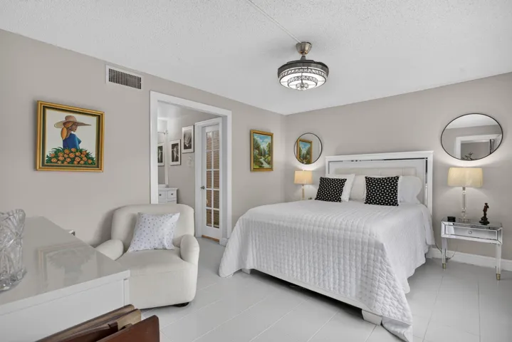LARGE PRIMARY ENSUITE WITH ELEGANT HIDDEN CEILING FAN