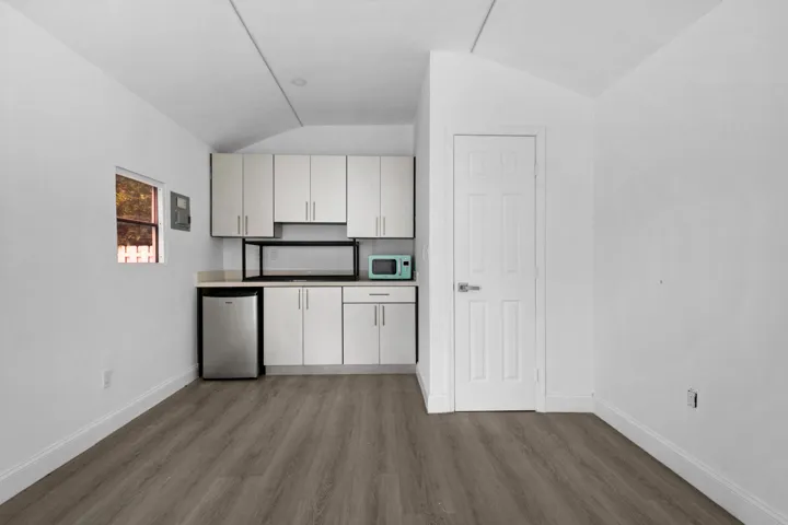 accutour_01 245-sw-20th-st -007