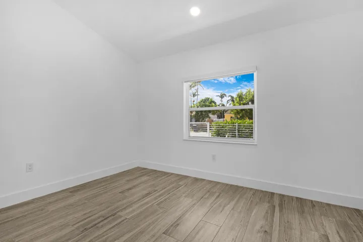 accutour_01 245-sw-20th-st -015