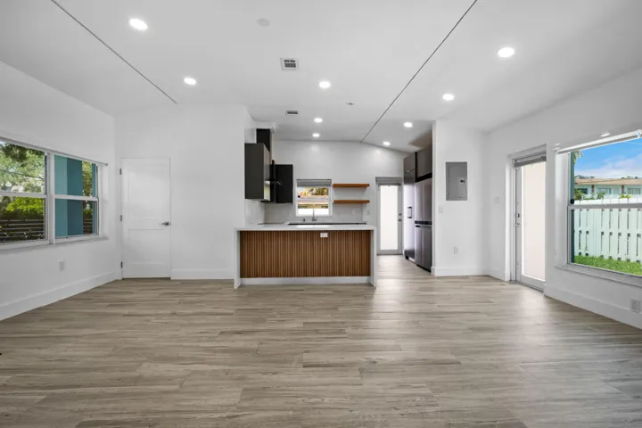 accutour_01 245-sw-20th-st -007