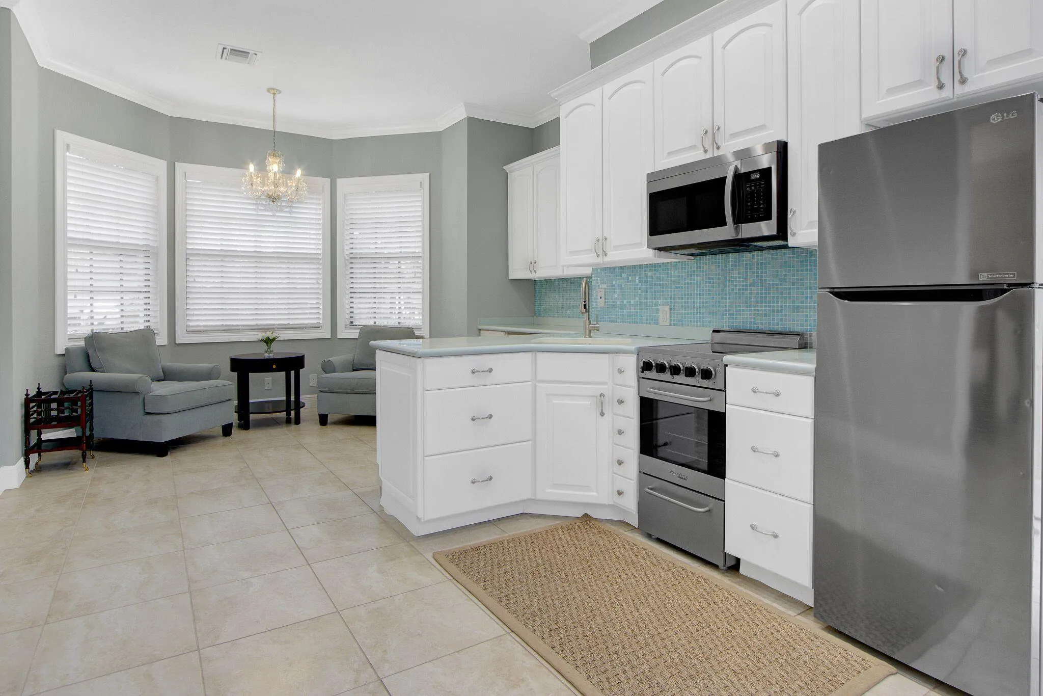Guesthouse - Kitchen & Living Area