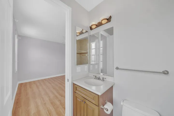 19 Guest Bathroom B (2)