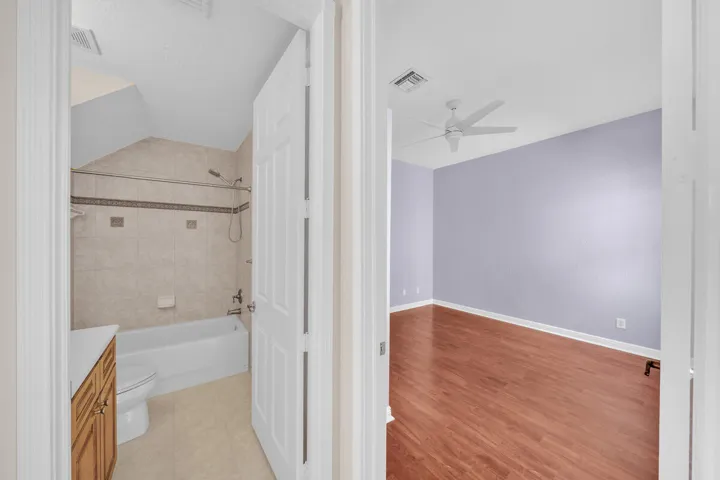 10 Guest Bedroom (1)