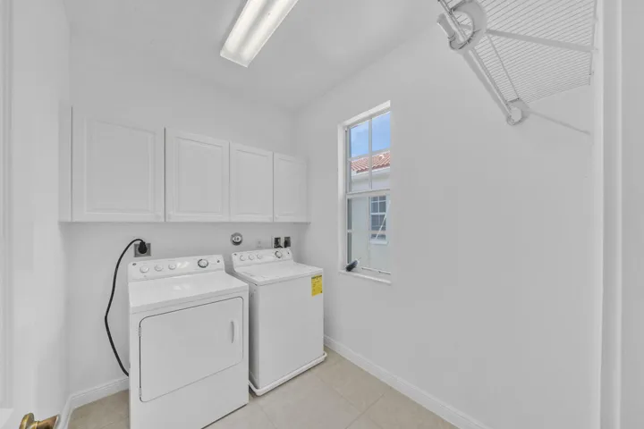 17 Laundry Room (2)