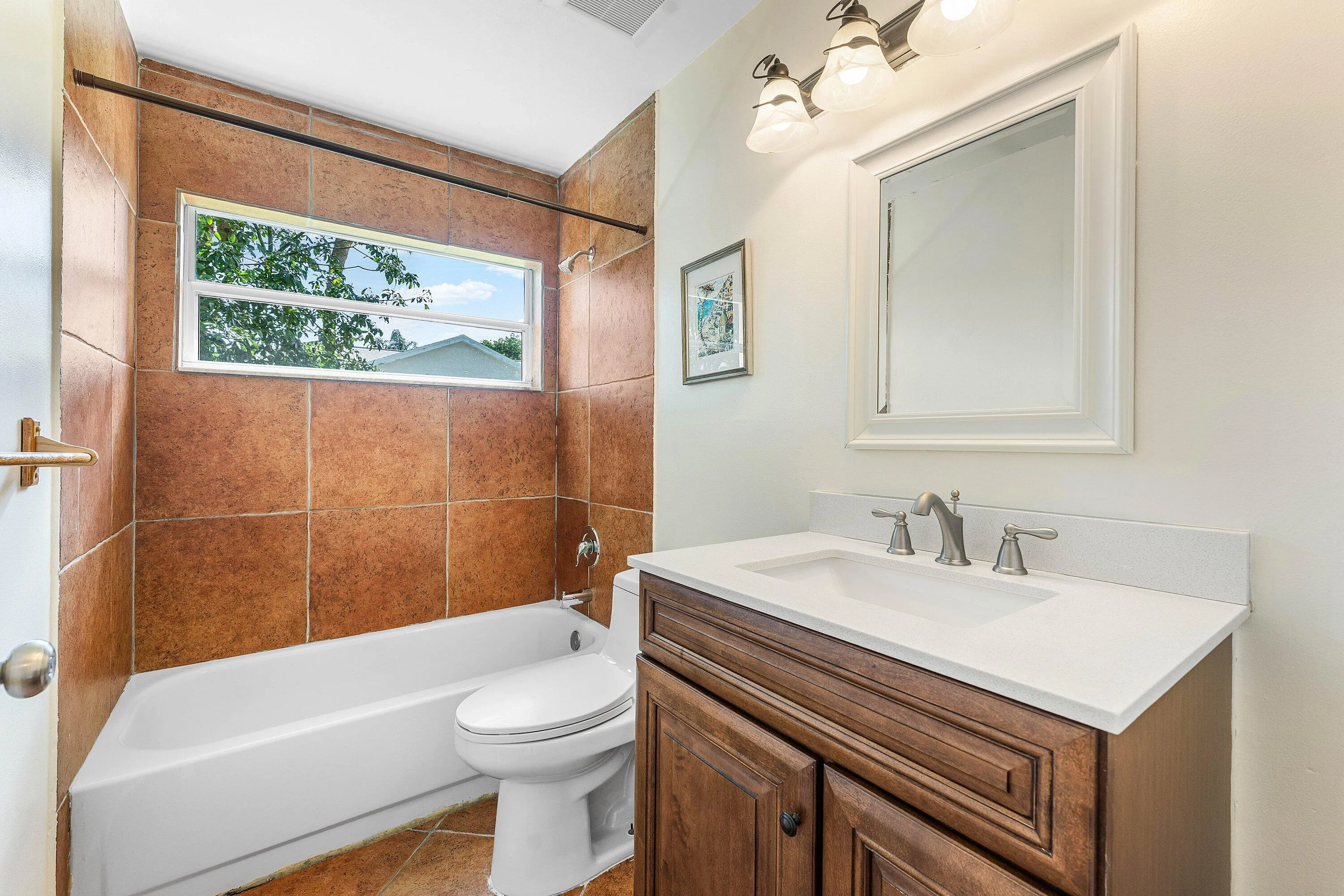 Full tile surround with an integrated bathtub and shower fixture