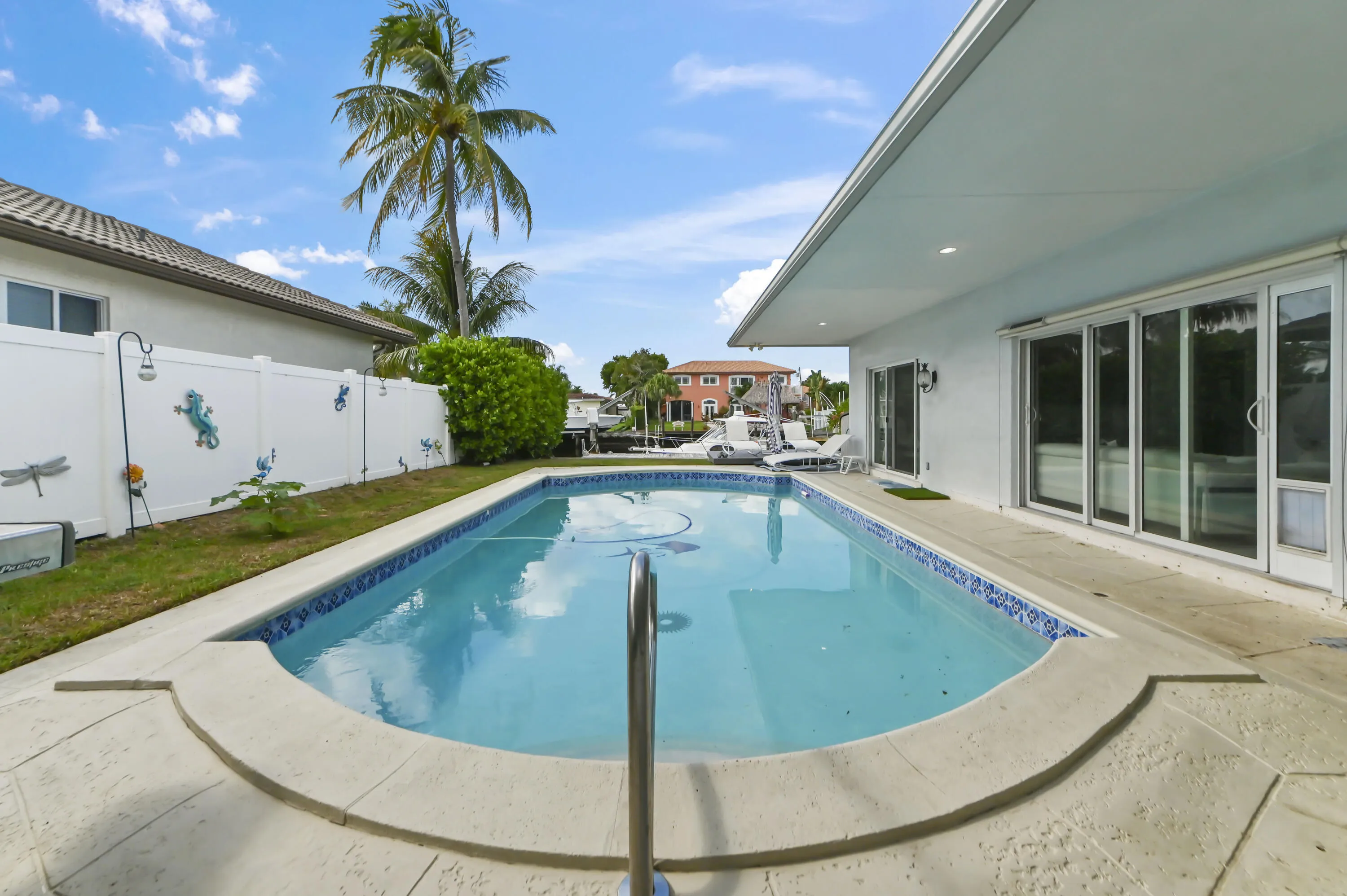 32 Swimming Pool 01