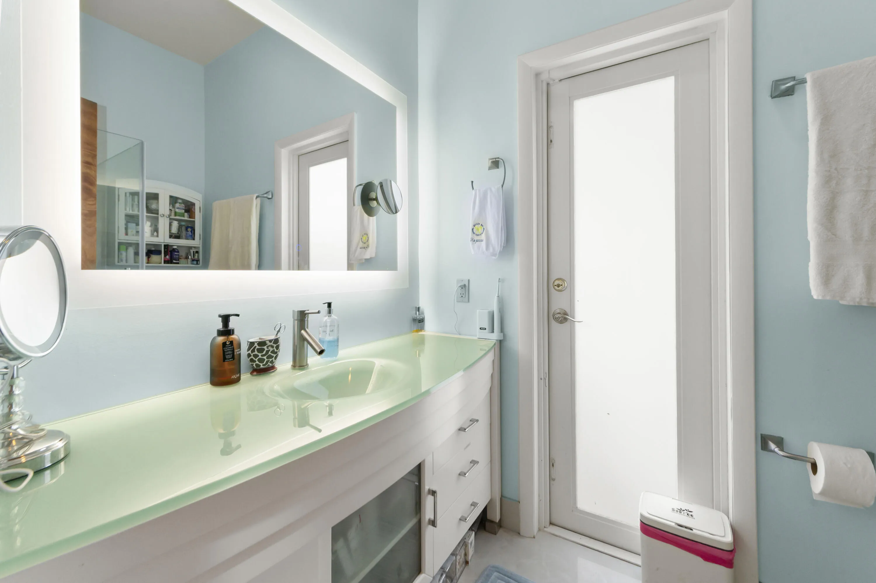16 Bathroom 02